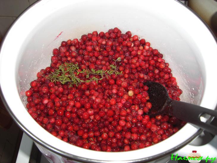 Брусничное варенье с корицей и чебрецом