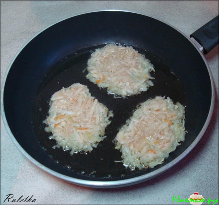 Картофельные оладьи с квашеной капустой и луковым творогом