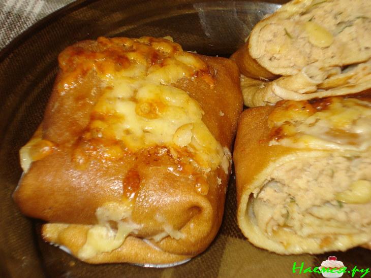 Блинчики с мясной начинкой под сырно-сливочным соусом