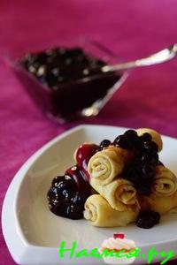 Налисники с творогом и соусом из голубики