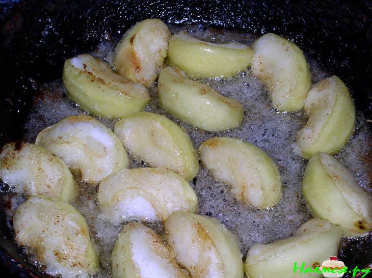 Блинчики с жареными яблоками