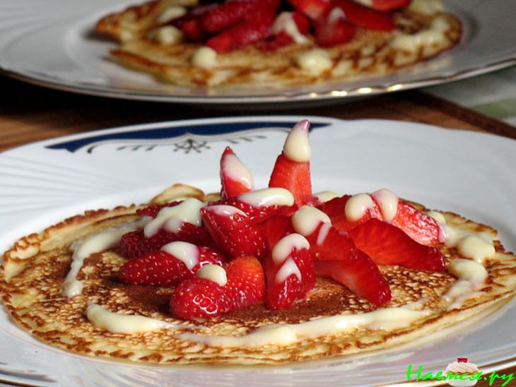 Блинчики на йогурте с клубникой и ванильным пудингом