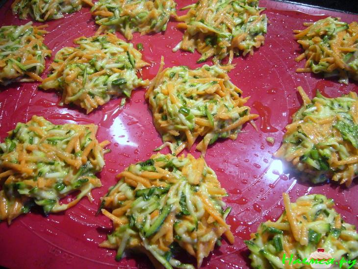 Овощные оладушки к завтраку (и не только) с зеленым сметанным соусом