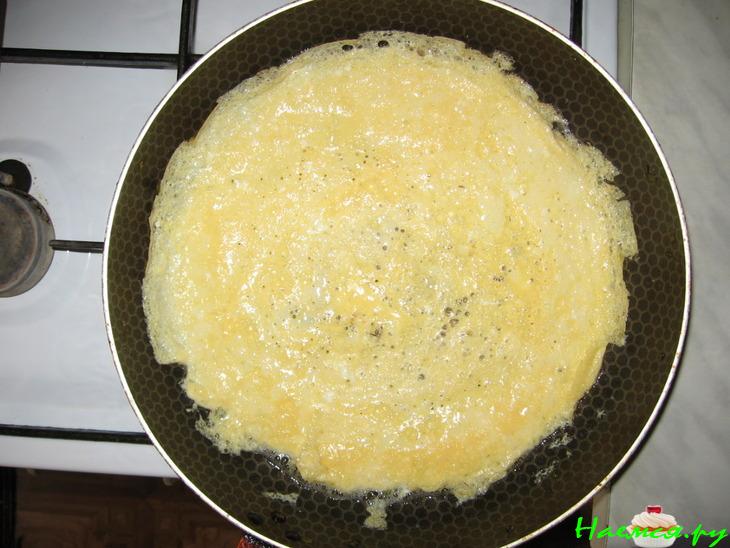 Чайные блинчики с яичницей и зеленым луком