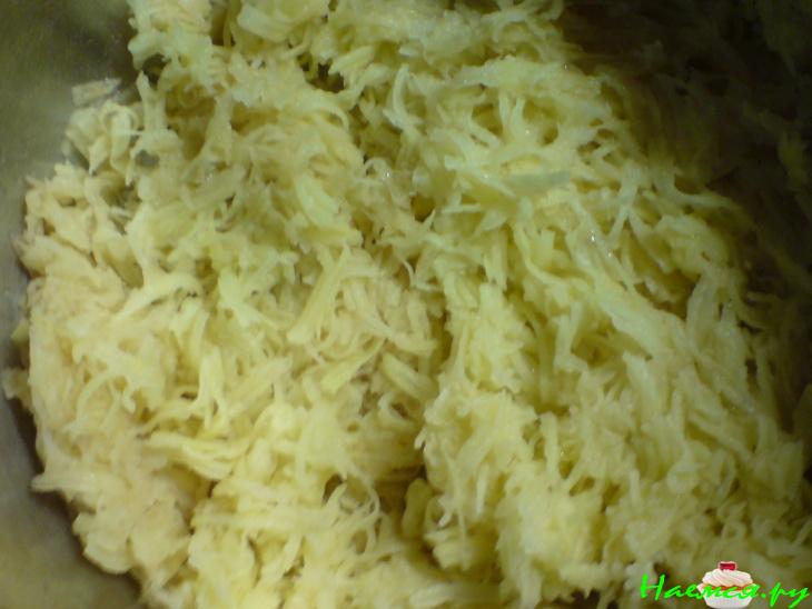 Картофельные оладьи на дрожжевом тесте с пикантной подливкой Картофельные оладьи на дрожжевом тесте с пикантной подливкой