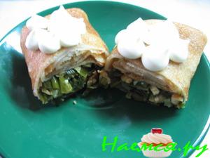 Чайные блинчики с яичницей и зеленым луком