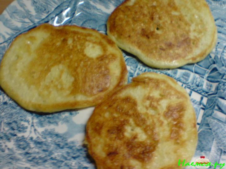 Картофельные оладьи на дрожжевом тесте с пикантной подливкой Картофельные оладьи на дрожжевом тесте с пикантной подливкой