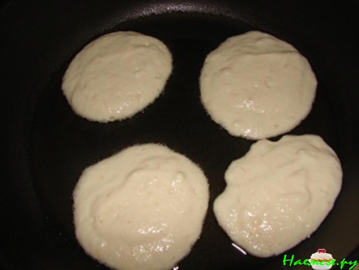 Оладьи с сыром рикотта, бананами и медовым маслом