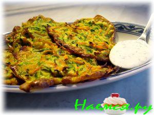 Овощные оладушки к завтраку (и не только) с зеленым сметанным соусом
