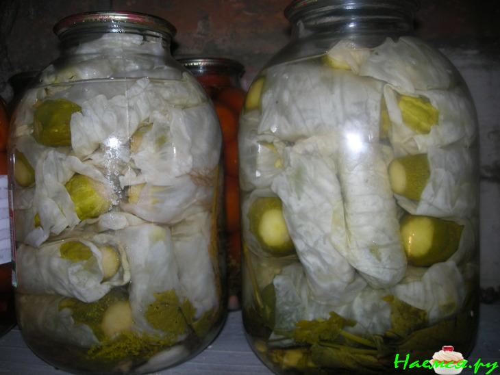 Огурцы в капустных листьях