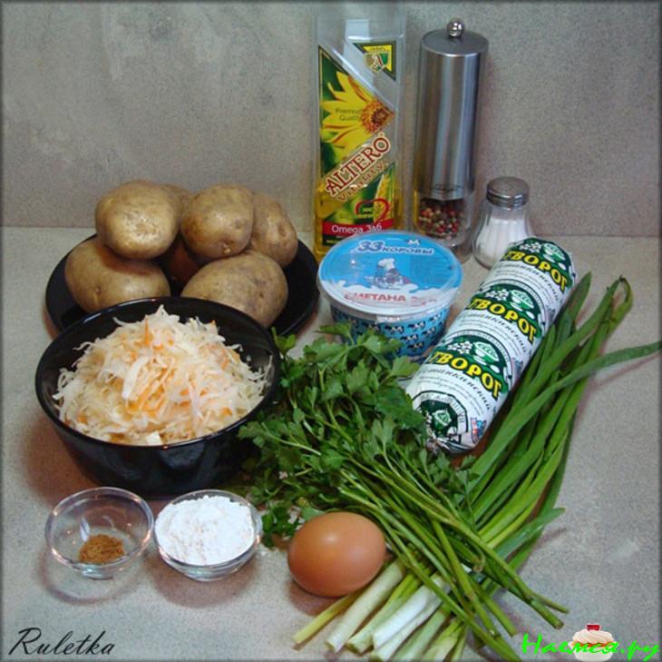 Картофельные оладьи с квашеной капустой и луковым творогом