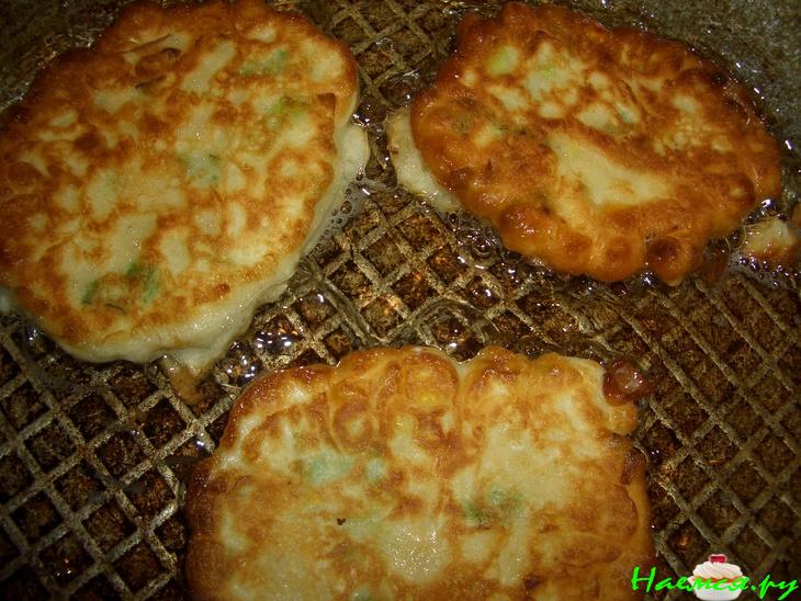 Кукурузные оладьи с зеленым луком Кукурузные оладьи с зеленым луком