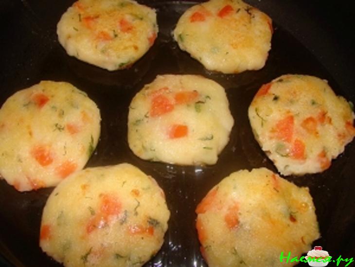 Картофельные лепёшки с помидорами и зеленым луком Картофельные лепёшки с помидорами и зеленым луком