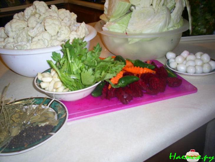 Квашенная белокачанная и цветная капуста со свеклой Квашенная белокачанная и цветная капуста со свеклой