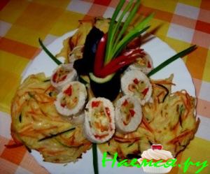 Рулетик из курицы с овощными оладьями