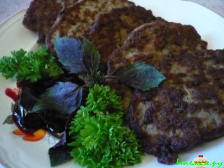 Оладушки из печенки, облегченные кабачком, с соусом Оладушки из печенки, облегченные кабачком, с соусом