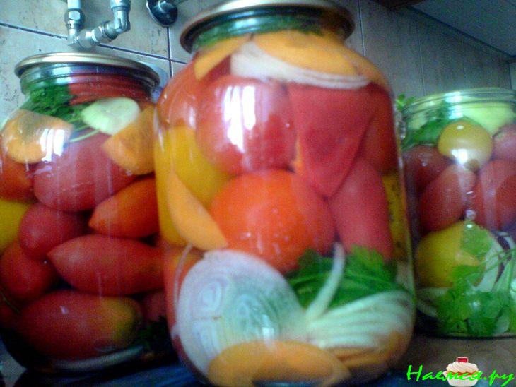 Помидоры консервированные с морковкой и перцем
