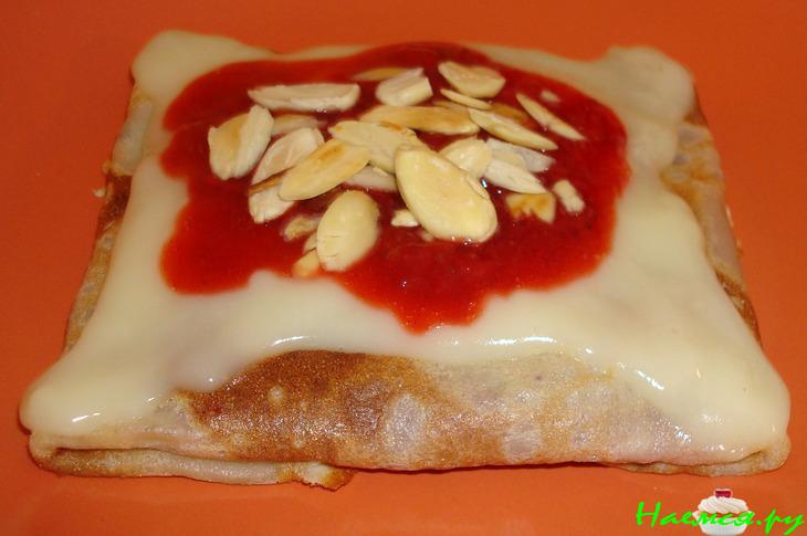 Блины "GLAMOUR" с клубничным соусом, заварным кремом и миндалем