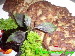 Оладушки из печенки, облегченные кабачком, с соусом