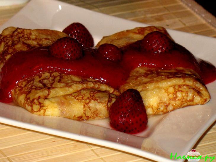 Сырно-творожные блины с клубничным соусом