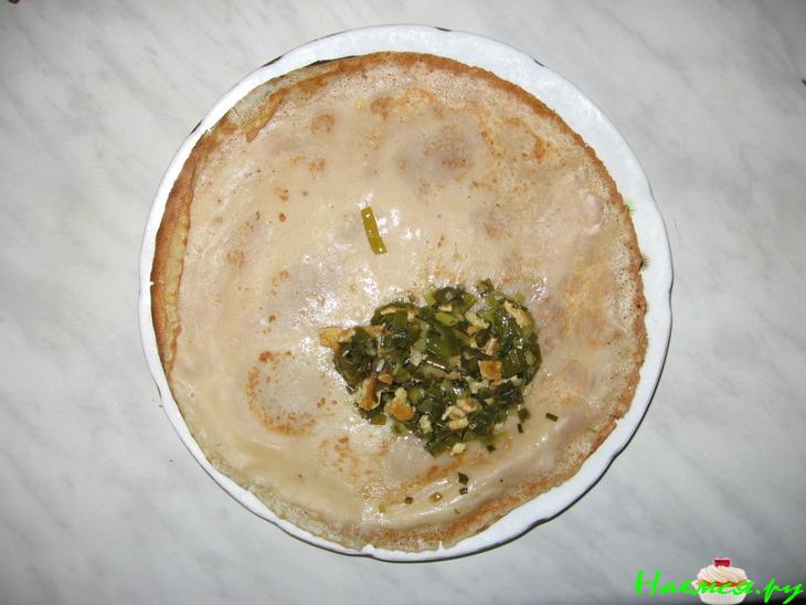 Чайные блинчики с яичницей и зеленым луком