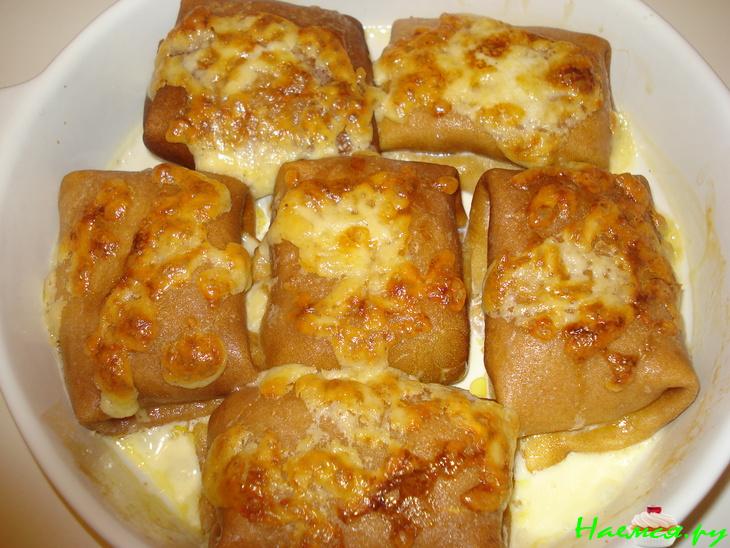 Блинчики с мясной начинкой под сырно-сливочным соусом