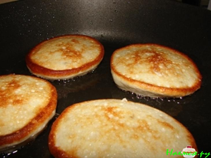 Оладьи с сыром рикотта, бананами и медовым маслом