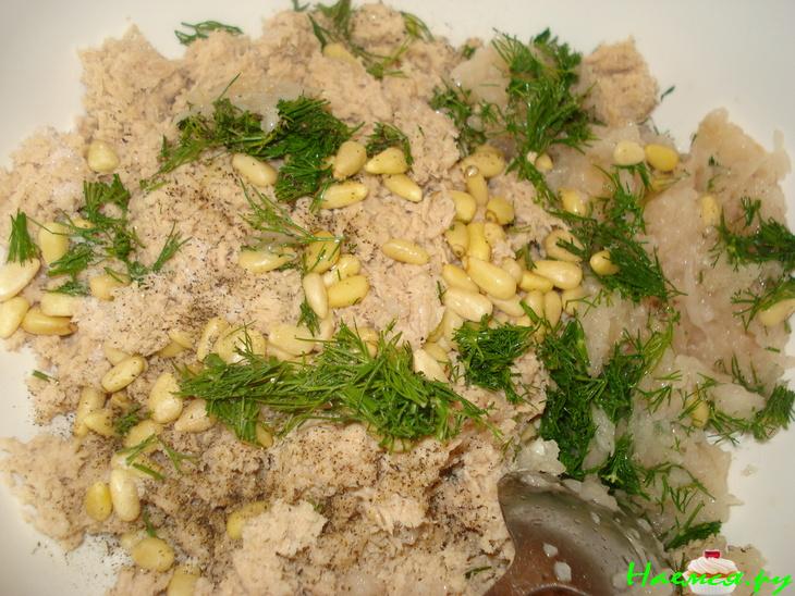 Блинчики с мясной начинкой под сырно-сливочным соусом