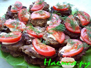 Печёночные оладьи с помидорами