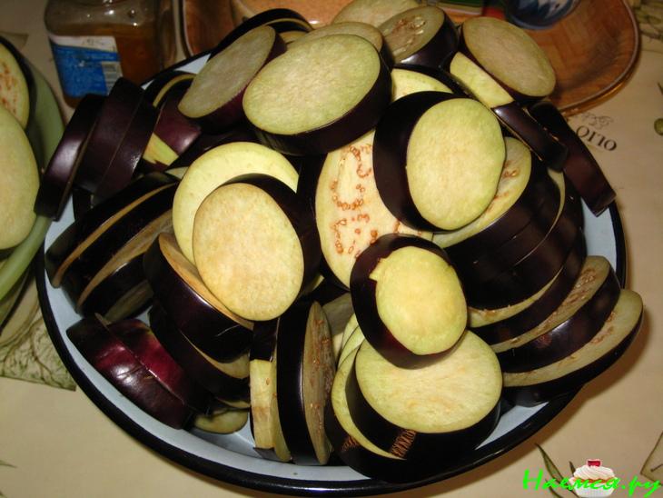 Баклажаны в остренькой Аджике