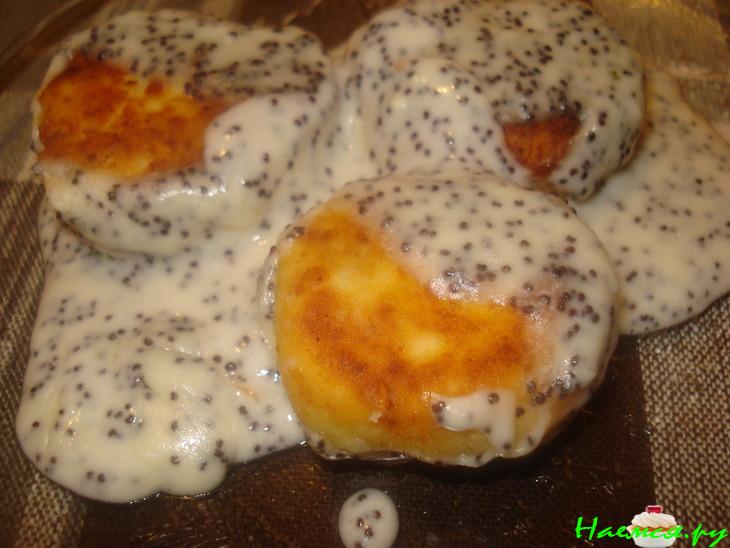 Нежные сырники в сметано-маковой заливке