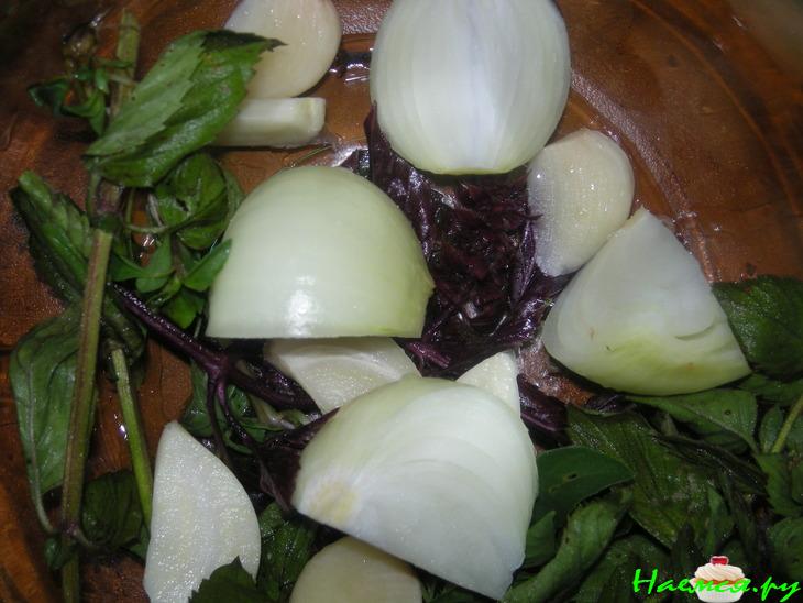 Маринованные на зиму помидоры с виноградом