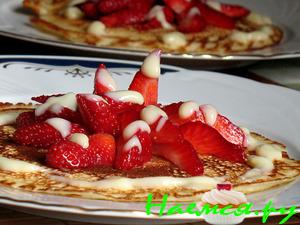 Блинчики на йогурте с клубникой и ванильным пудингом