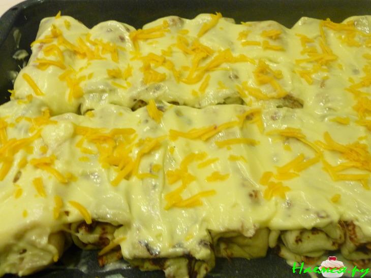 Блины с начинкой под соусом 