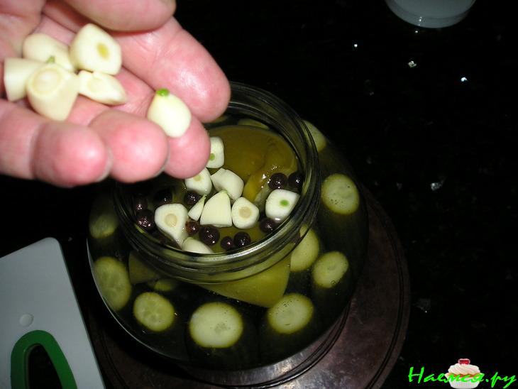 Огурцы маринованные с чесночком