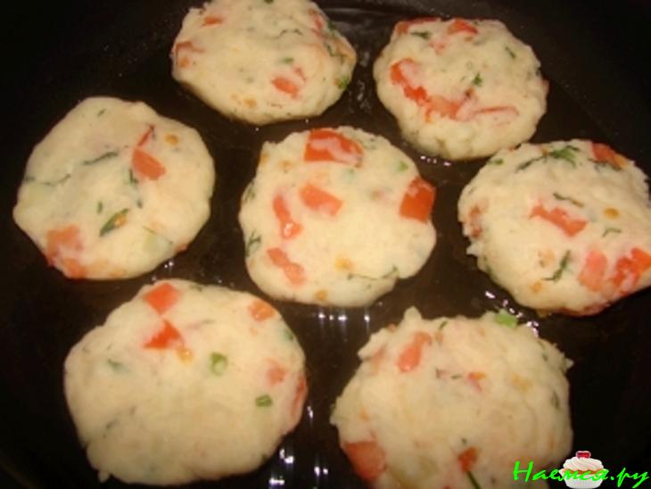 Картофельные лепёшки с помидорами и зеленым луком Картофельные лепёшки с помидорами и зеленым луком