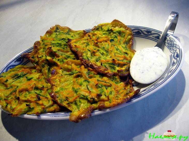 Овощные оладушки к завтраку (и не только) с зеленым сметанным соусом