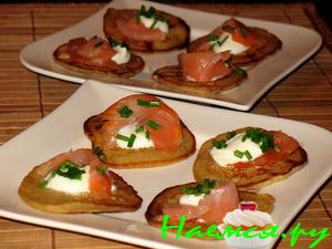 Гречневые блинчики с копчёной горбушей и йогуртом Гречневые блинчики с копчёной горбушей и йогуртом