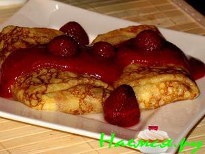Сырно-творожные блины с клубничным соусом