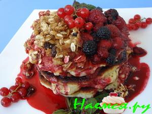 Оладьи с мюсли, ягодами и кленовым сиропом