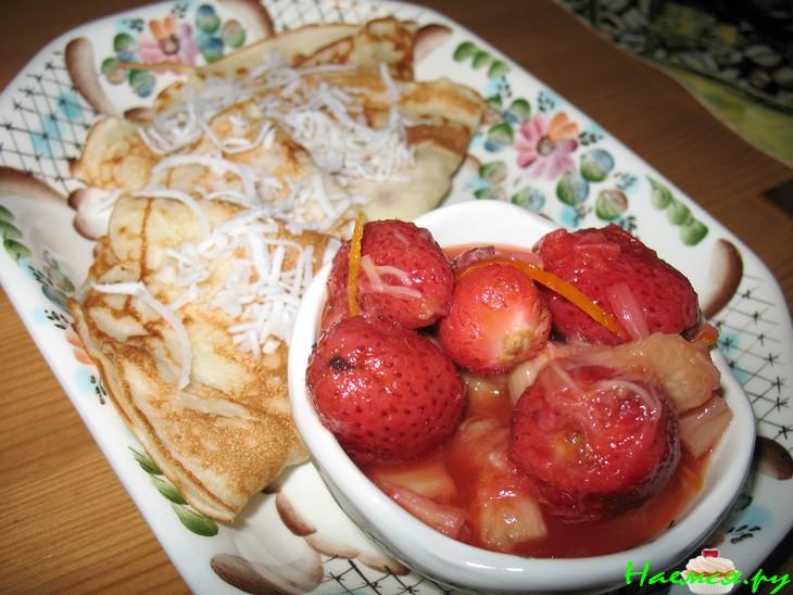 Блинчики с кокосом, клубникой и ревенем