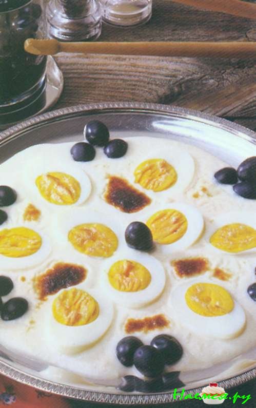 Гратин с яйцами и черными оливками