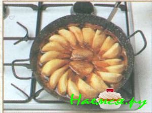 Пирог с карамелизованными грушами