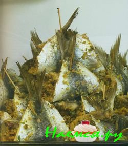 Сардины с начинкой из булгура, смородины и фисташек