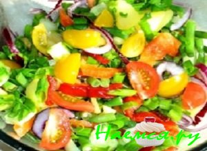 Свежие огурцы хорошенько вымыть, срезать кухонным ножом кожуру и покрошить их тоненькой соломкой