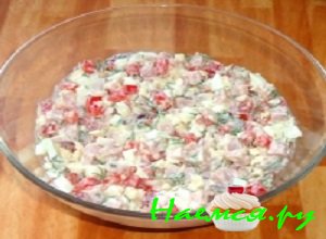 В глубокую салатную миску выложить все подготовленные ингредиенты, добавить к салату соус и тщательно перемешать содержимое салатницы