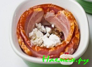 Затем возьмите несколько кусочков бекона и выкладывайте их по формочке