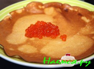 Положите икру на блины - фото